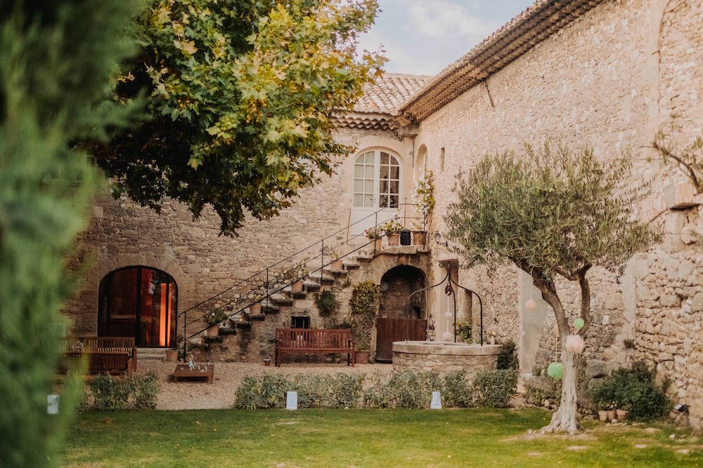 le coeur dans les etoiles - wedding planner - provence - luberon - alpilles - drome - vaucluse -organisation - mariage - domaine - mas ancien - pierres - mariage provence - le petit roullet - valery villard