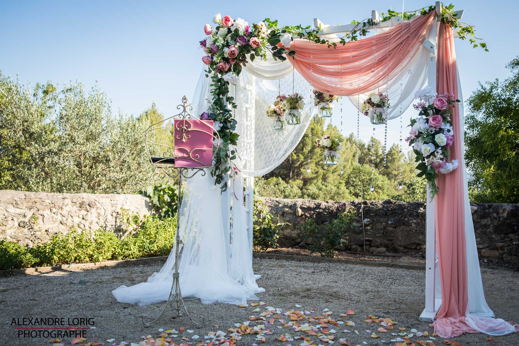 le coeur dans les etoiles - wedding planner provence - luberon - mariage provence - sardaigne - Alexandre Lorig - arche -ceremonie laique