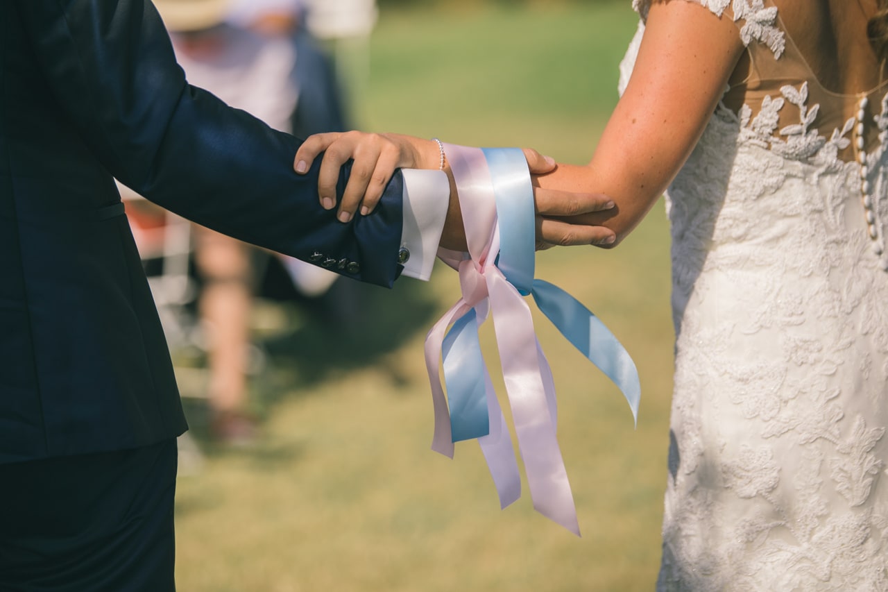 le coeur dans les etoiles - wedding planner - provence - luberon - sardaigne - organisation - mariage - sebastien cabanes - rituel rubans - ceremonie laique
