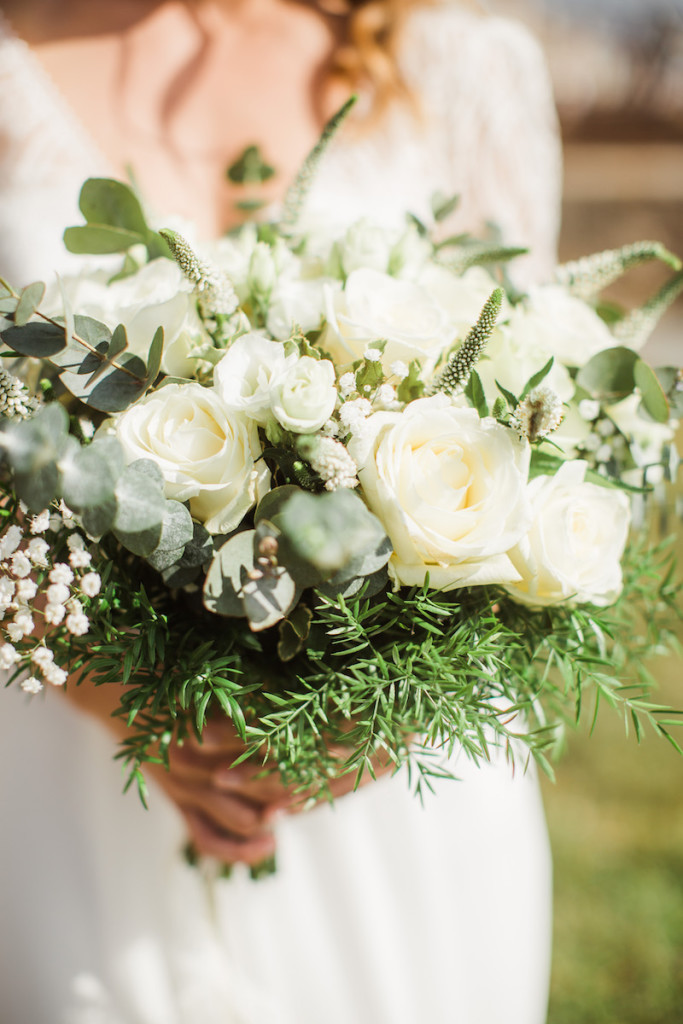 Bouquet de mariée avec roses blanches