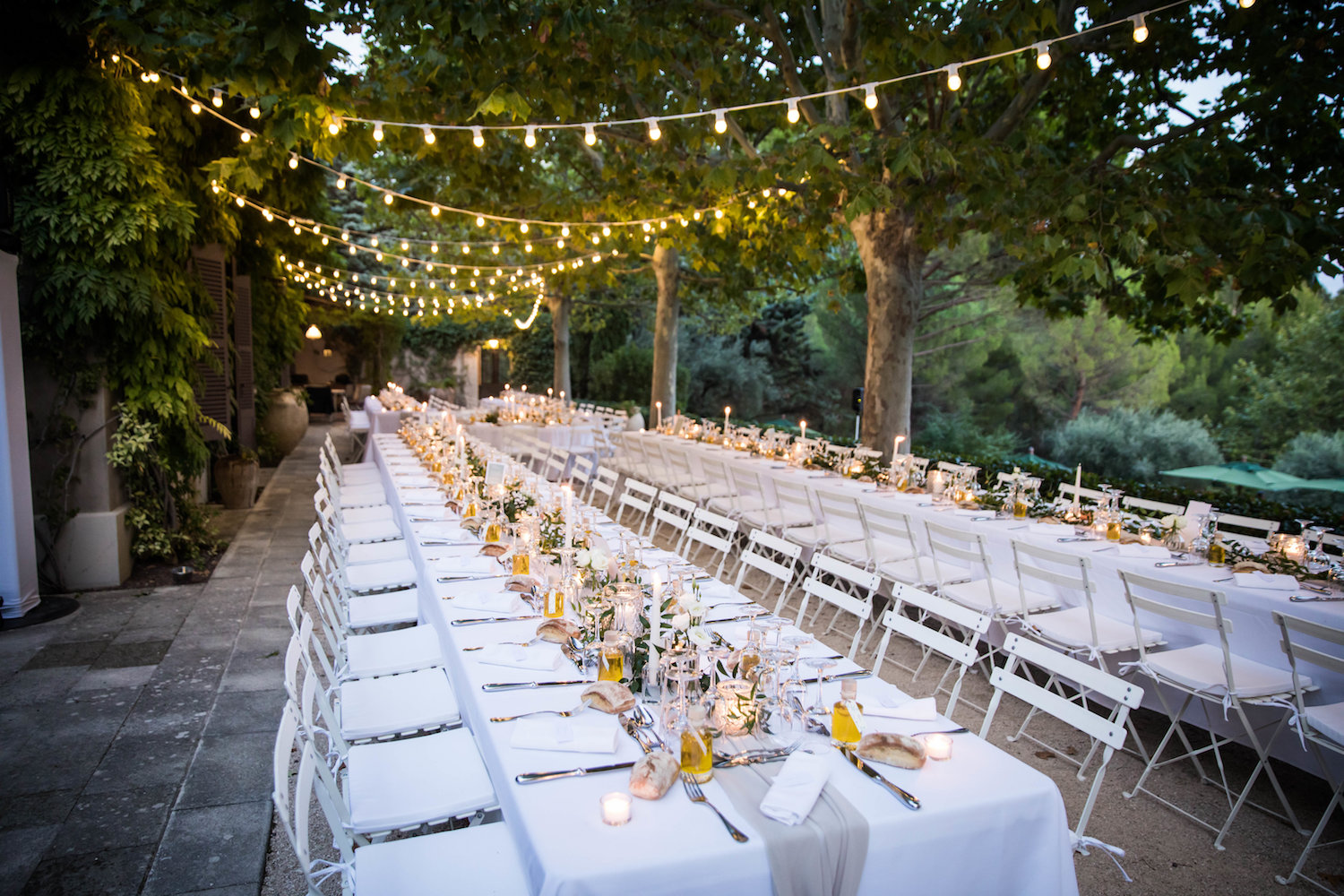 Dîner de mariage avec guirlandes guinguette