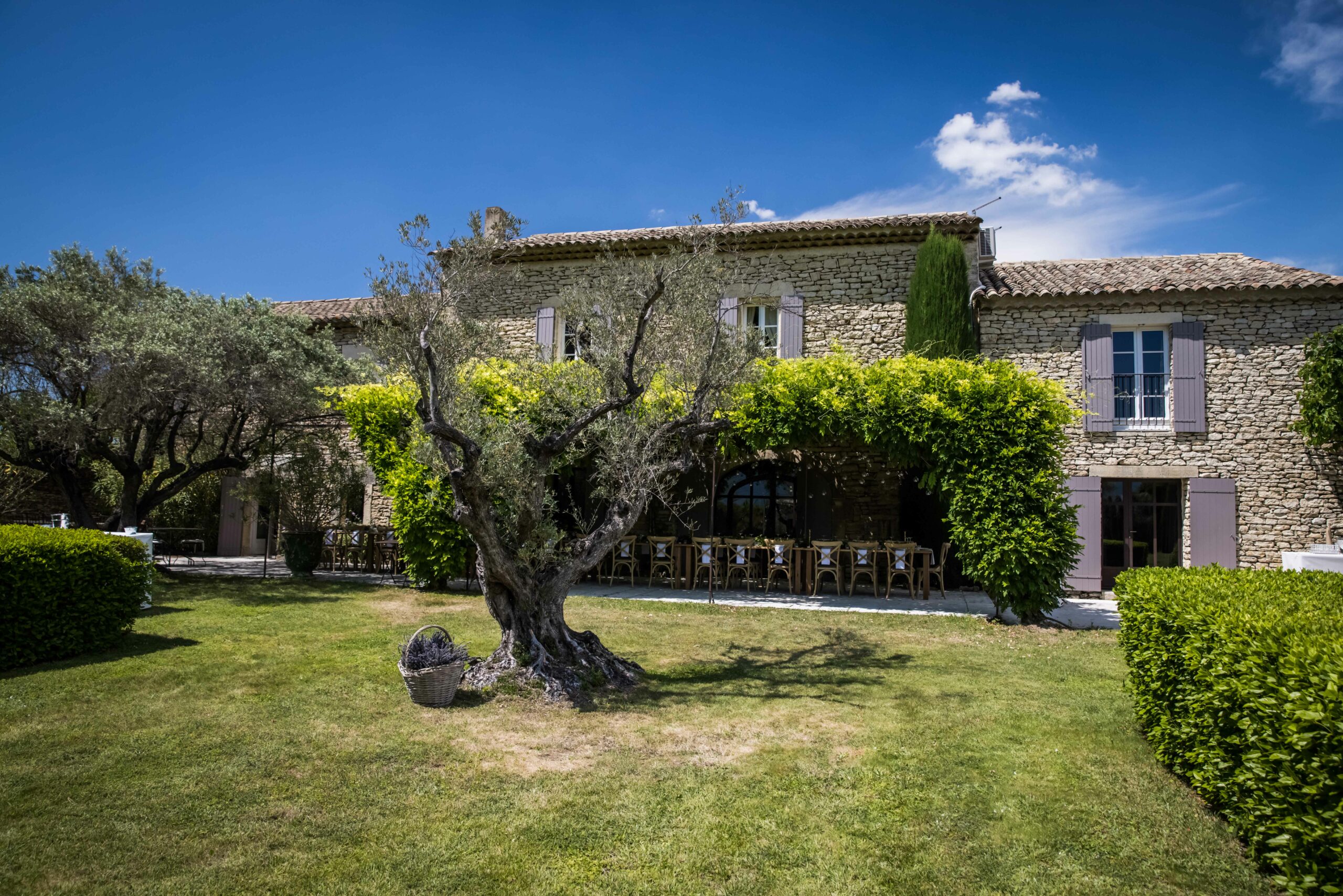 façade d’un magnifique domaine en provence