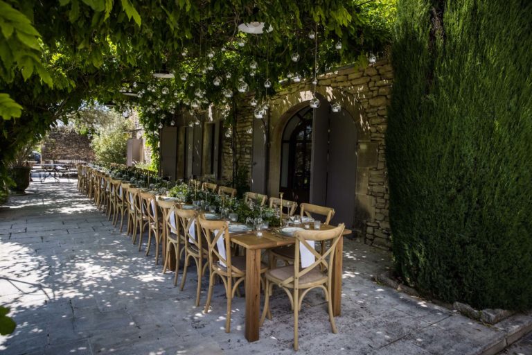 pergola avec table de dîner décorée