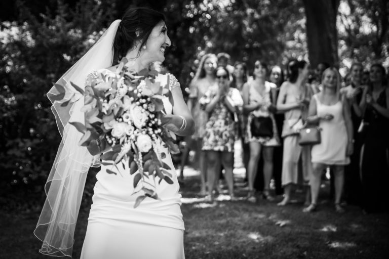 La mariée s'apprête à lancer le bouquet, une tradition de mariage