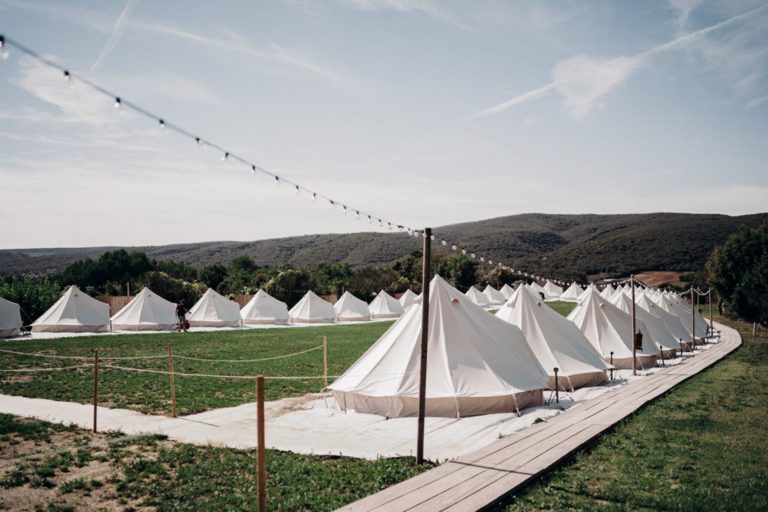 des tentes pour loger les invités