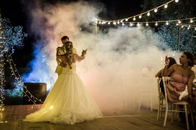 Une ouverture de bal romantique avec de la fumée pour surprendre vos invités