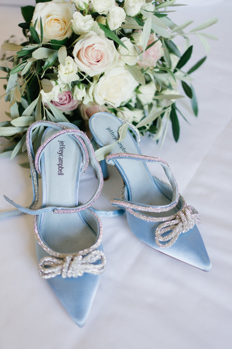 Chaussures de mariée bleues, une des traditions de mariage
