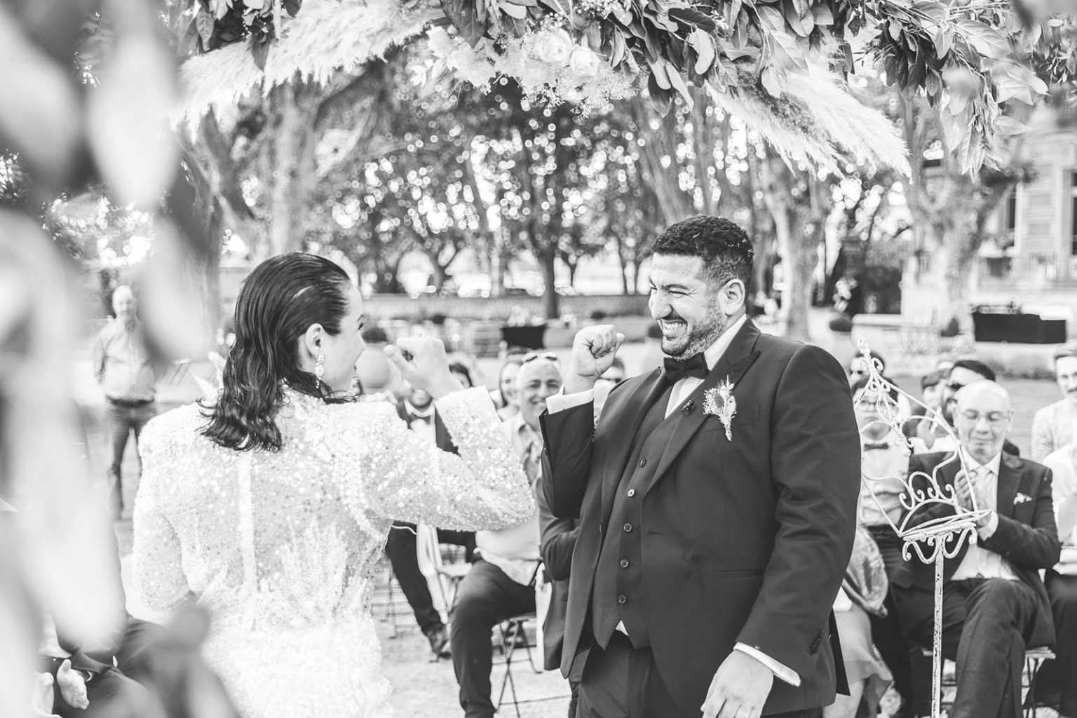 Les mariés checkent et rigolent ensemble. Une organisation cool grâce au Wedding Coaching
