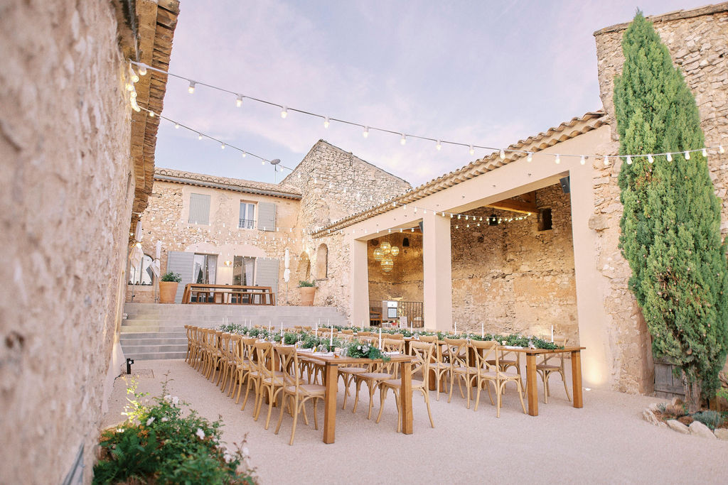 Cour intérieure d'un mas , lieu de réception en Provence pour rehearsal dinner