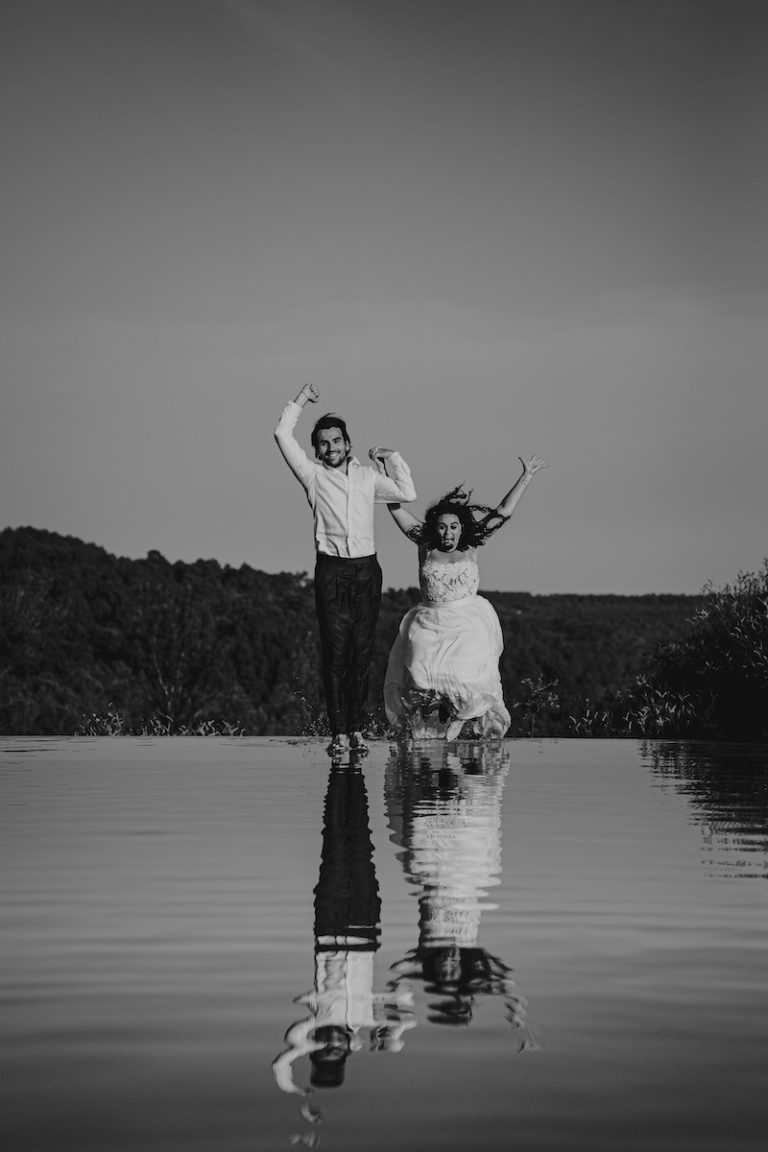 Les mariés sautent dans la piscine, pour surprendre leurs invités. Profitez de votre mariage sans stress grâce au Wedding Coaching