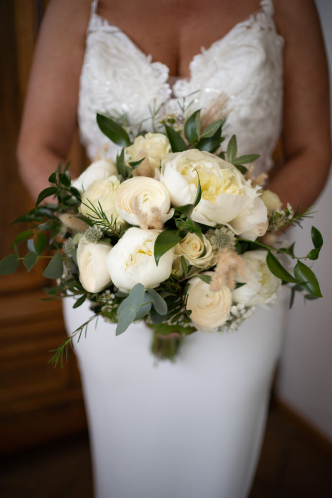Un superbe bouquet de mariée avec des pivoines