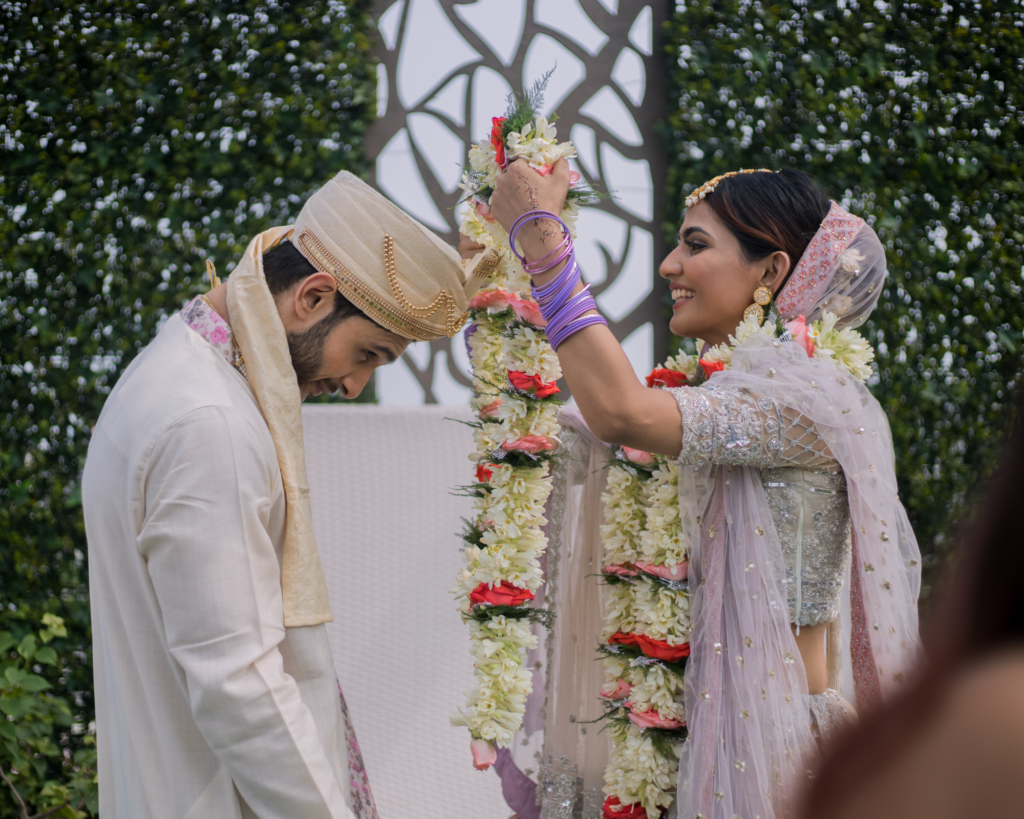 Echange de colliers de fleurs entre mariés, une tradition de mariage en Inde