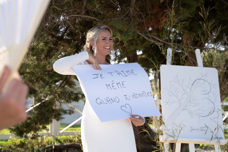 Des voeux originaux, sur des pancartes pour cette cérémonie laïque sur la plage