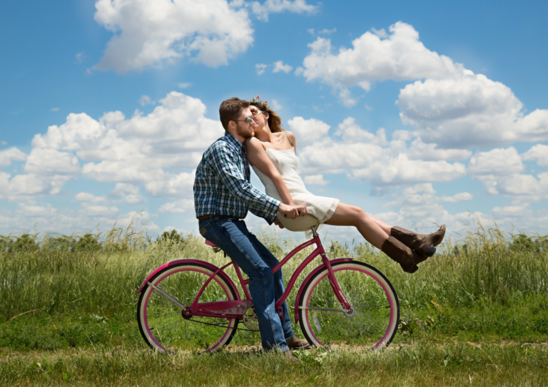 Des jeunes fiancés sur un vélo