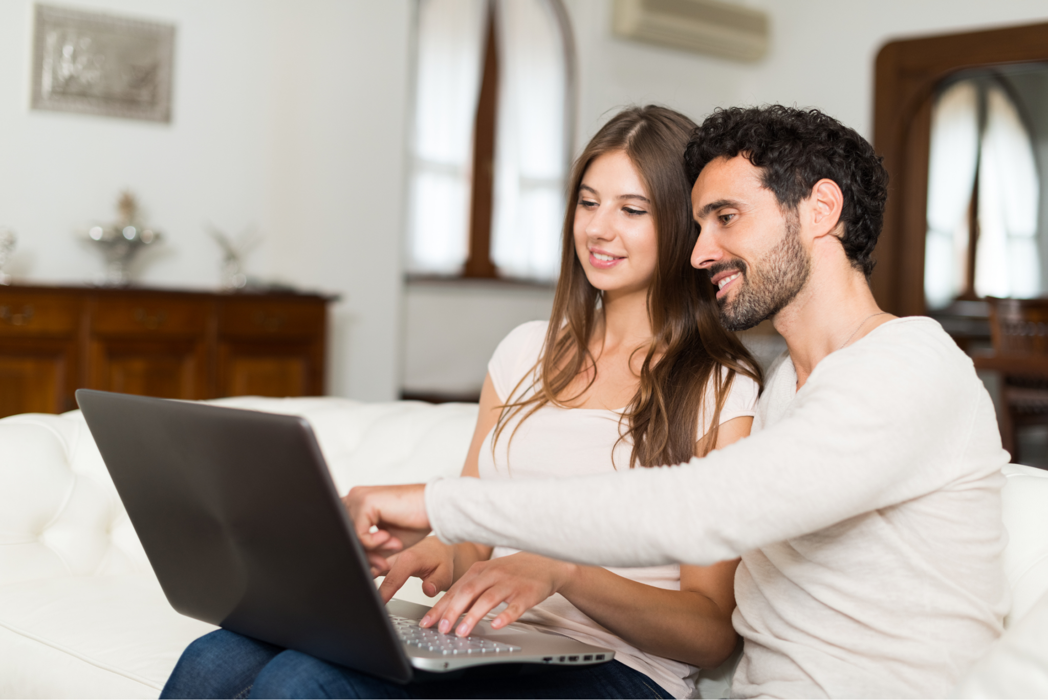 Couple qui discute pour estimer le budget pour son mariage et mieux gérer le stress de la planification de mariage