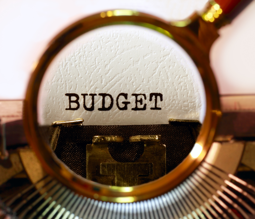 Article de blog sur comment estimer le budget pour son mariage - photo de loupe pour les recherches