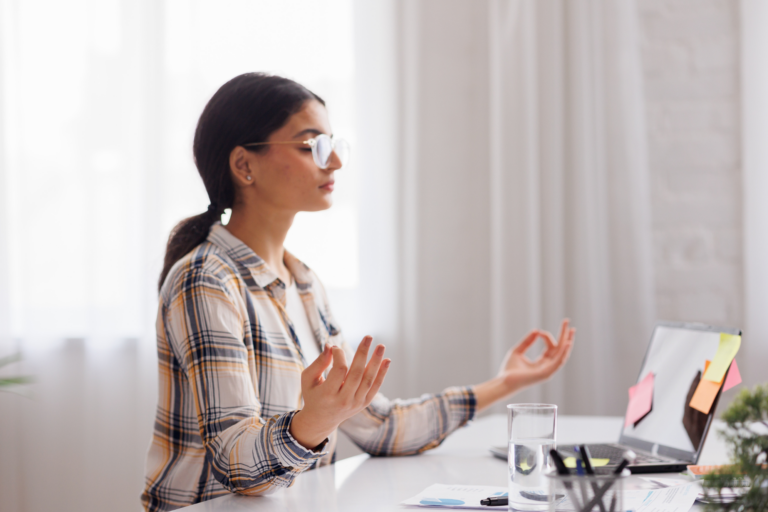 Jeune femme qui fait du yoga pour gérer le stress de la planification de mariage