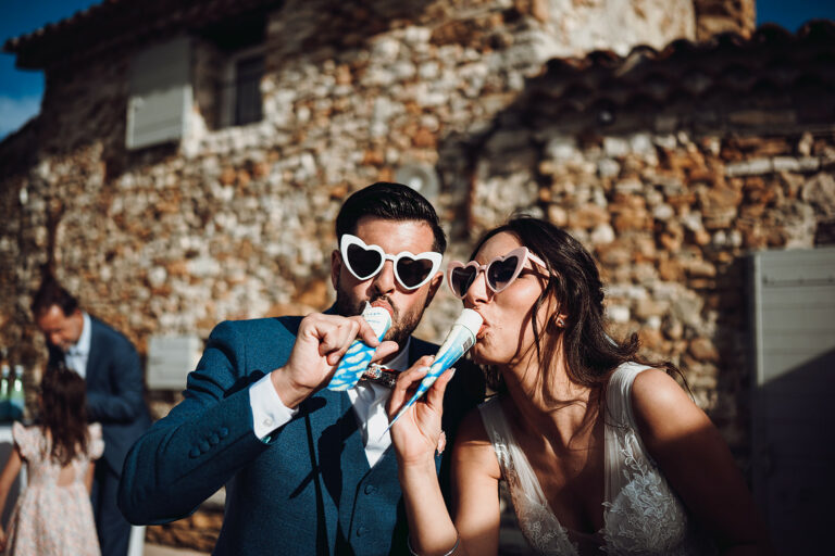Mariés heureux qui mangent une glace