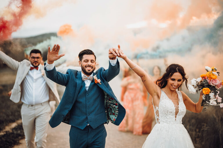 Les mariés profitent à fond de leur mariage
