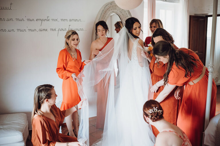 La mariée entourée de ses demoiselles d'honneur