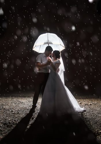 Une danse sous la pluie pour les jeunes mariés