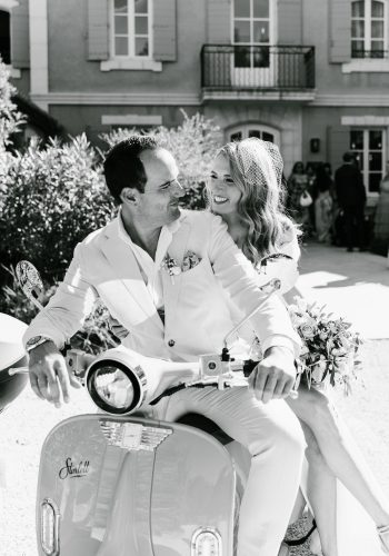 Les mariés sur un Vespa, de quoi surprendre vos invités pour votre mariage