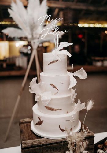 le wedding cake décorée et accordé au thème du mariage