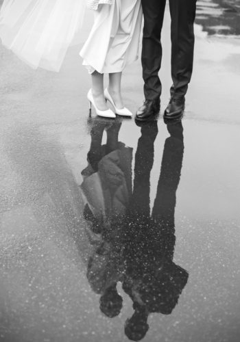 Photo artistique de mariés sous la pluie