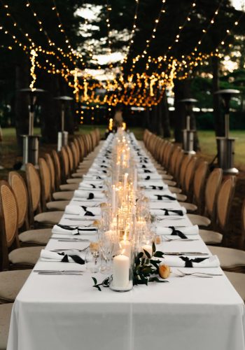 Table de mariage avec beaucoup de bougies et un ciel lumineux