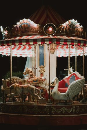 Un beau carrousel en bois pour les enfants