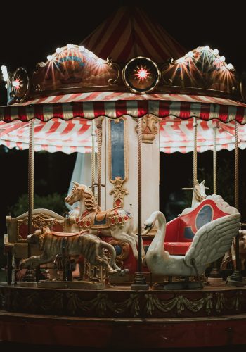 Un beau carrousel en bois pour les enfants