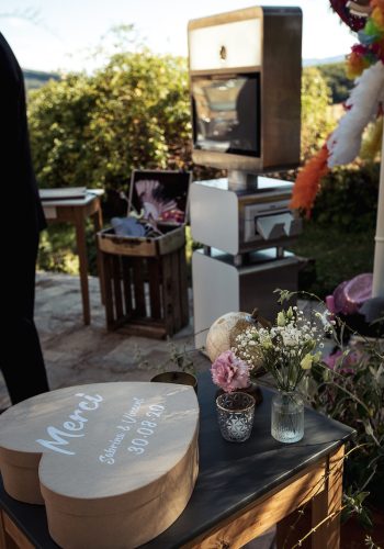 un photo booth, une urne en forme de coeur et la provence en toile de fond