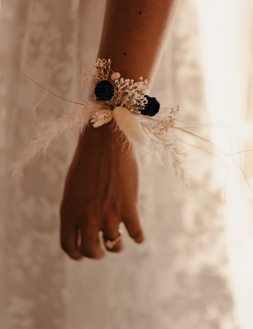 Bracelet fleuri en guise de bouquet de mariée